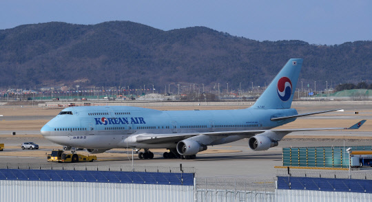 중국 우한 거주 한국 교민 수송 전세기 운항 일정이 지연된 가운데 30일 오후 인천국제공항 대한항공 계류장에서 우한행 전세기로 추정되는 KE9883-HL7461편이 2터미널 청사 방향으로 이동하고 있다.  연합뉴스